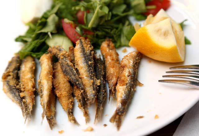 Haftada 3-4 kez balk-salata tketmek gerekiyor<p>     Baln iinde bulunan omega 3 ve 6 ya asitlerinin kanser riskinin gelimesini nlemede nemli bir rol bulunmaktadr. Omega 3 ve 6 ya asitlerinden zengin balklar tercih ederek haftada 2-3 kez tketmek kansere kar koruyucu zellik salar. Balnsalata ile birlikte tketilmesi kanserojen maddelerin vcuttan uzaklamasna ve hcrelerin kontroll olarak almalarna yardmc olur.
