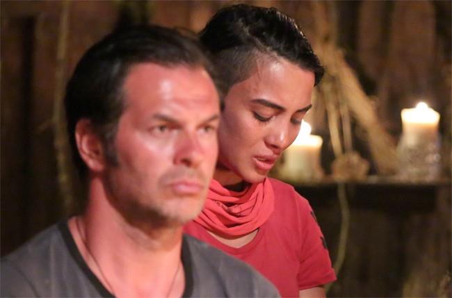 SABRYE ENGL KMDR?<p>  Survivor adasnda eleme aday olan isimlere daha yakndan bakalm. Sabriye engl kimdir aslen nerelidir?<p>  Aslen Trabzonlu olan Sabriye engl adada srekli memleketini dile getirmesi ile biliniyor. 1988 doumlu olan Sabriye engl milli boksr. Trkiye'nin yetitirdii en iyi kickboksular arasnda yer alan Sabrie engl, hem boks hem de kickboksta 3 Trkiye ampiyonluuna sahip. Survivor adasnda performans ile hayal krkl yaratan Sabriye engl ayrca, K1 Dnya Karmas ampiyonu da oldu. Sabriye engl yllarca ailesinden boks yaptn saklam. Ta ki 54 kiloda Trkiye ampiyonu olana kadar. Sabriye engl ampiyon olduktan sonra gazetelerde haberi knca ailesine yapt sporu sylemek zorunda kalm. Sabriye engl u ana kadar adada kt performans ve agresiflii ile ne kt.