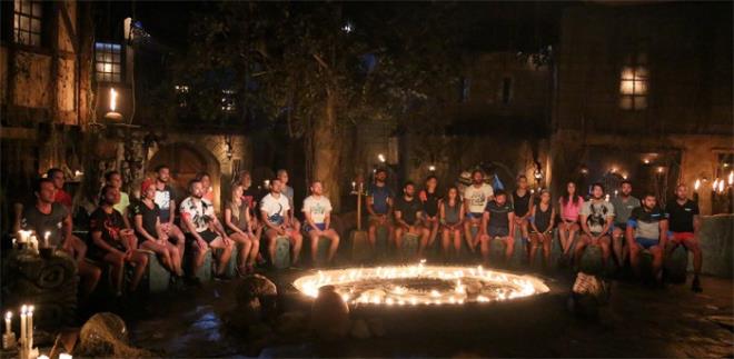 Survivor 2017 adasnda bu hafta kim elendi sorusunun yant iin SMS oylamas balad. Survivor'da bu hafta da hem nller hem de gnlller takm dokunulmazl kaybetti. Haliyle de eleme adaylarndan 2'si nller takmndan 2'si gnlller takmndan oldu. Birinci dokunulmazl kaybeden gnlller takm konseyde Denisa Gltekin adn karmlard, Volkan ise bireysel dokunulmazl kazannca Erdi nver ismini vermiti. Dn gece de nller takm dokunulmazl kaybedince ada konseyi onlar iin topland.