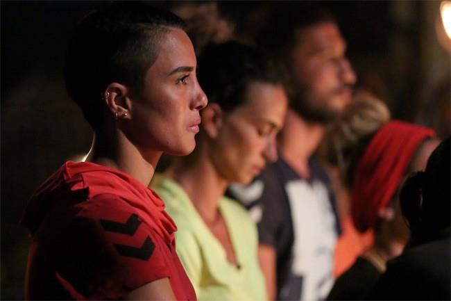 SABRYE ENGL TEPK GSTERD  <p>Survivor adasnda performansyla artan isim Sabriye engl oldu. Herkesin byk umut balad Sabriye hantall ile gnlller takmnn en sradan yarmaclarna bile say verince kendini ikinci kez eleme potasnda buldu. Sabriye isminin sylenmesine tepki gstererek, "Adada farkl isim konuuldu buraya gelince benim ismime dndler. Ben savamaya devam edeceim'" dedi.