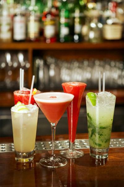 KNC ENGEL: Yeilayc olmak (ya da kfelik)<br>  Yanl olan ne? Alkol sandn gibi diyeti mahvetmez. Yakn zamanlarda yaplan aratrmalara gre haftada birka kez birer bardak iki ien insanlarn obez olma riski (hic imeyenlere veya cok ienlere gre) daha az. Gnde drt iecekten fazla ienler ise obez olma riskini yzde 46 arttrm oluyor.