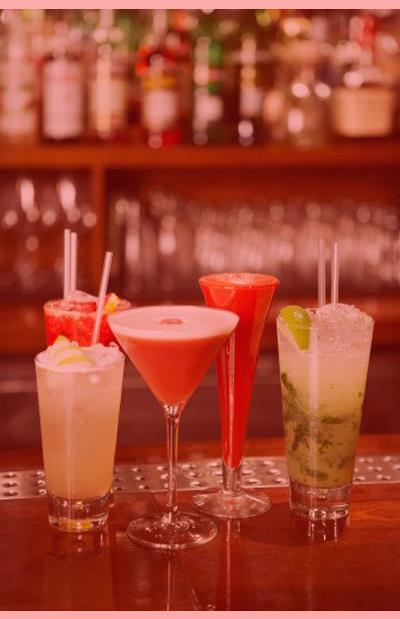 Engeli a: Aslnda gidip istediin bir sey iebilirsin. Sadece bir tanesi 245 kalori olan pina colada gibi gbek yapan ieceklerden uzak dur. Onun yerine kalp dostu bir merlot (140 gram 123 kalori), light bira (340 gram 110 kalori), ampanya (113 gram 88 kalori) veya 28 gram 39 kalori olan sake iebilirsin. Votka ve diyet tonik veya tekila ve soda ile de 100 kalorilik bir kokteyl yapmay deneyebilirsin. Dikkat etmen gereken ey, yannda az yal dip soslarla taze sebze veya tahll pita ile humus gibi salkl bir eyler yemek. Yemek yemek, kandaki alkol artsn yavalatr ve ikinin yannda kzarm patates gibi abur cubur yemenin nn keser.