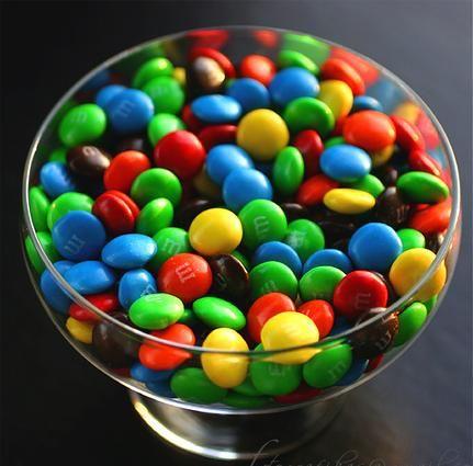 <p>YEDNC ENGEL: Son haberlerden sonra M&M'leri asprin gibi yutmaya m baladn?</p>    <b>Yanl olan ne?</b>    Haberlerde grmsndr: Kakao; kan basncn, kalp krizi, inmeyi, bunamay ve muhtemelen de kanser riskini azaltyor. Ancak aratrma anlatld kadar lezzetli deil. nk almalarda kullanlan, kakao tohumundan retilmi rnlerin, marketten aldn yksek oranda islenmi ikolatal sekerlerle bir ilgisi yok. Campbell "28 gram stl ikolatada 150 kalori ve 10 gram ya bulunmaktadr" diyor.</p>