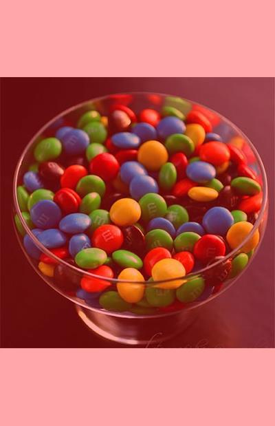 Engeli a: Buradaki kilit nokta ufak dozlardr. Siyah ikolata ilemden geirildii srada ieriini daha fazla bozulmadan koruyabildii iin stl ikolataya gre genel olarak daha az ya ve kalori ierir. Bu yzden stl ikolataya gre daha zengindir. Eer siyah ikolata sevmiyorsan dk kalorili seenekler de bulunuyor.