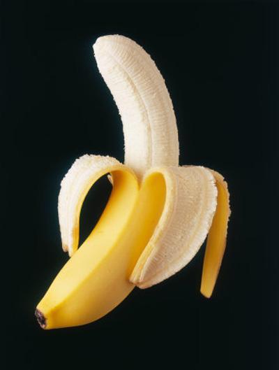 <p>ONUNCU ENGEL: Ne kadar potasyum aldn biliyor musun?</p>    <b>Yanl olan ne?</b>    Kanada'da yaplm bir almada potasyum almann, kiloyu azaltt ve kan basncn drd gzlemlenmi. almaya katlanlarn deerleri diyet yapanlarla doru orantl ckms. Blatner, bunun zaten mantkl olduunu sylyor. nk potasyum bakmndan en zengin besinler fasulye cinsleri, sebze ve meyve. Dolaysyla bedeninde potasyum deeri yksek olan biri bunlardan zaten fazla tketiyor demektir. Sonuta da hem kalori olarak daha az alyor hem de karnn tok tutabiliyordur.</p>