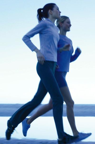 BRNC ENGEL: Sabah altda egzersize balayanlar  <br>  Yanl olan ne?  <br>  Sabah egzersizleri harika ancak aksam 22:00'da yatyorsan. American Journal of Epidemiology 'de yaymlanm bir aratrmada gnde sadece ahi saat uyuyan kadnlar, yedi saat ve st uyuyanlardan yzde 12 fazla kilo almaya meyilli oluyor (Bu da 16 senede ortalama 15 kilo demek). Uykusu dk kalitede olan ve bes saat uyuyanlar ise yzde 32 oranda 13 ve st kilo alabiliyor, te yandan farkl almalar az uykuyu yksek beden kitle indeksiyle balyor ve bedende beslenmeyi dzenleyen ghrelin ve leptin hormonlarna ters etkisi olduunu ne sryor.