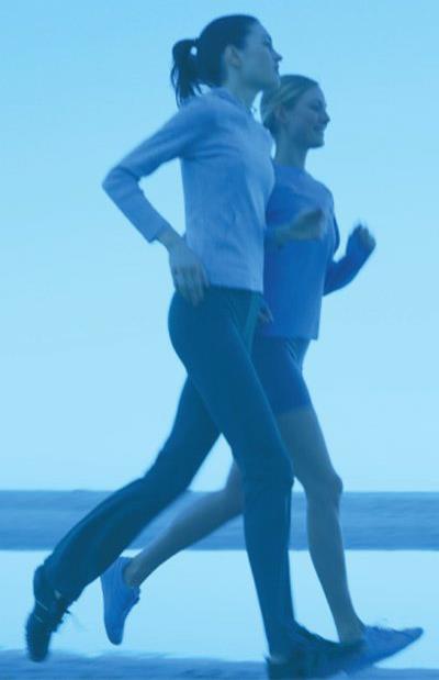 Engeli a: Uykunu feda etme. Kouya bile kacak olsan unutma ki kalite miktardan daha nemlidir, len biraz kestiririm, ayn hesaba gelir diye dnme. Uyku ve gnlk ritimler zerine aratrmalar yrten, Missouri'St. Louis niversitesi profesrlerinden Doktor Donna Taliaferro, 20 dakikalk uyuklamalarn gerek (derin)uyku gibi olmadn sylyor. "Bedenin salkl alabilmesi iin insana gerek gc katan uyku haline gemesi gereklidir. Bunun iinde birka saat gerekir" diyor. Uzun lafn ksas bedenin iin Pilates dersinde uyuklamaktansa, gerekten uyumak daha deerlidir.