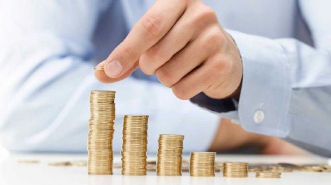 DEV PROJELERE FNANSMAN MKANI    Varlk Fonu, otoyollar, Kanal stanbul, nc kpr ve havaliman, nkleer santral gibi dev projelere kamu borcunu arttrmadan finansman salayacak. Sermaye piyasalarnn byme ve derinlemesini hzlandracak olan fon, bankaclk sisteminin finans sektrndeki hakim roln de azaltacak. Fonun, ekonomik dalgalanma dnemlerinde piyasalarda istikrar salayc bir rol stlenmesi de hedefleniyor.