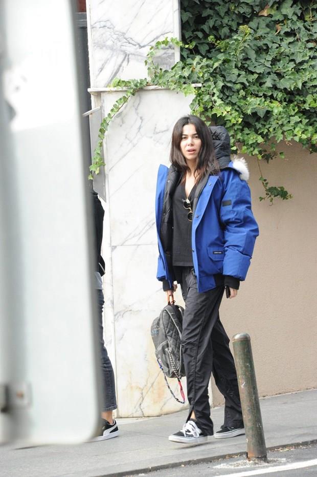 - Bekarlk m yoksa evlilik mi desem?    <br>- Ben 19&#8217;umda evlendim. u anda 26 yandaym ama 36 sanyorlar. nk annesin, evlenmisin, boanmsn falan... O nedenle u an &#8220;bekarlk&#8221; diyorum. Ama doru adamla, ak olduum adamla ileride bir evlilik neden olmasn?