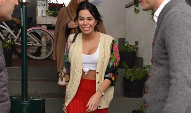 - Onun meslek seimiyle ilgili bir plann var m?  - Oyuncu falan olsun istemiyorum akas. Futbolcu olmasn da istemem. Tabii nar ne istiyor, nemli olan o... Ama ben yurtdnda olmas taraftarym. Yurtdnda eitim alsn. lkokul bitsin, gideceiz inallah.