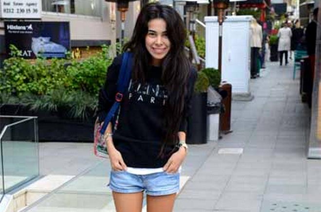 - Biz tanmyoruz sanrm beyefendiyi?  - Tanmyorsunuz. nl deil. Biliyor musun, ben erkek olsam srekli ak olurdum.