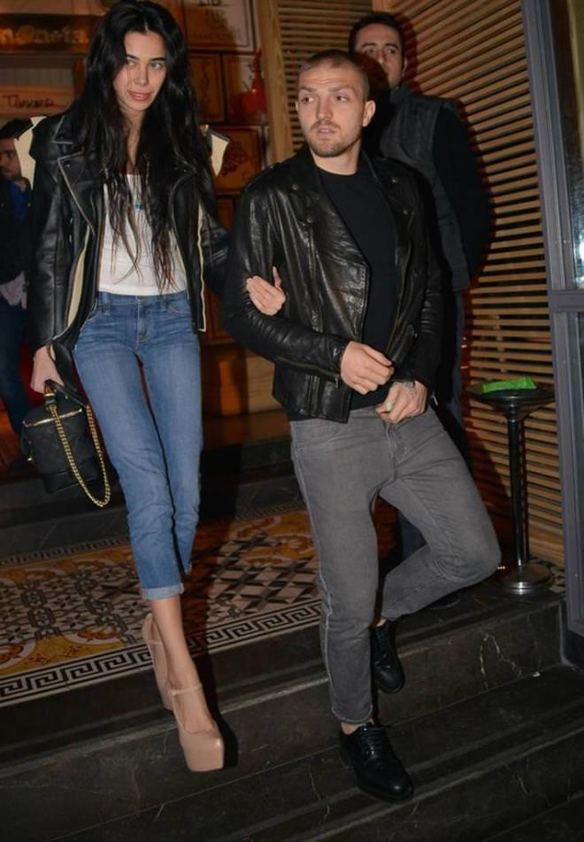 -En ok neye glersin?  - Kendime... Bir de olum nar&#8217;a ok glerim. Ar komik bir ocuk. Bazen konumadan bile glebiliyoruz. Gz gze geldiimiz an, iki sevgili gibi birbirimize bakp kopuyoruz.