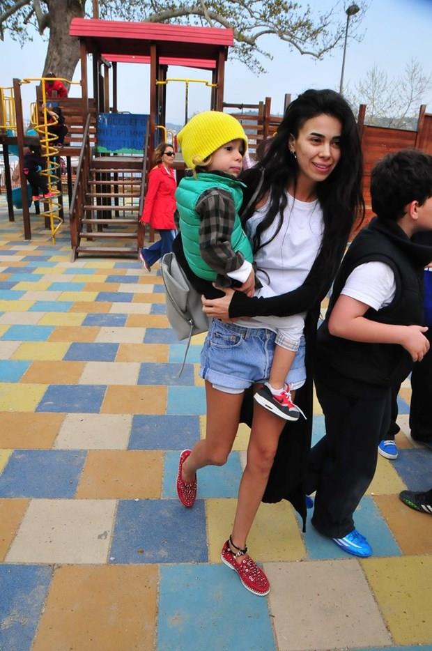 - Peki en beenmediin yer?  - En beenmediim demeyelim ama kk bulup yaptrdm... imdi de byk bulduum iin klteceim gslerimi. ok kk yata estetik olmutum. Hi memnun deilim. Sonradan piman oldum.