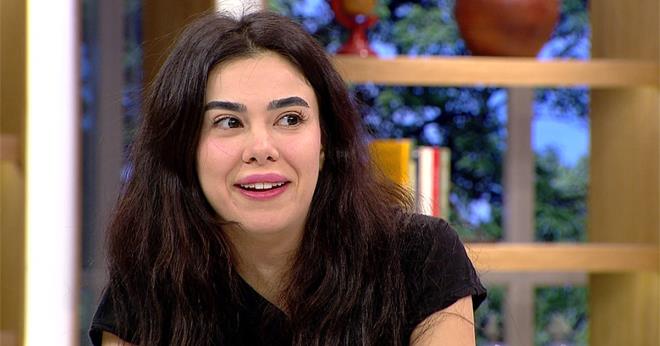 - Asena olarak nasl bir aksn?  - Ak kadnym. Ak dedin mi ben resmen kr.