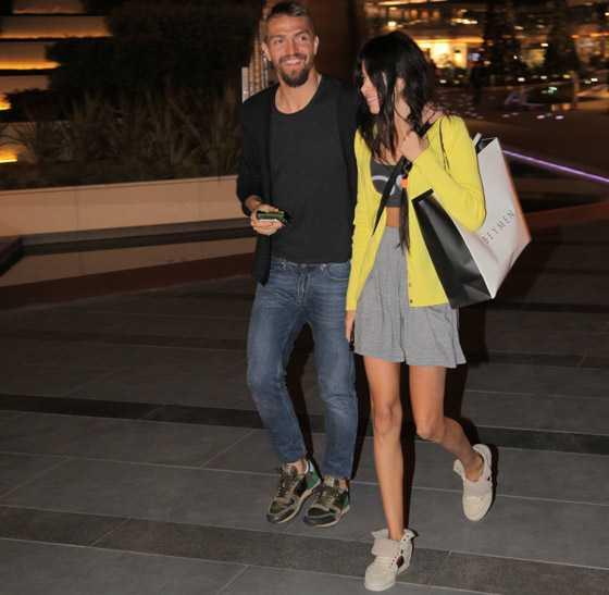 - Unutamadn akn var m?  - Unutamamaktan ziyade vazgeip gememeye bakarm. Vazgemediim bir akm var evet... Ama, bu onu unutamayacam anlamna gelmiyor. Hayatmda olsa da olmasa da onu sevmeye devam edebilirim. Onu zlediim zamanlarda da aslnda onun yanndaki kendimi zlyorum. Bylelikle isel zenginliklerimi bakalarna balamam oluyorum.