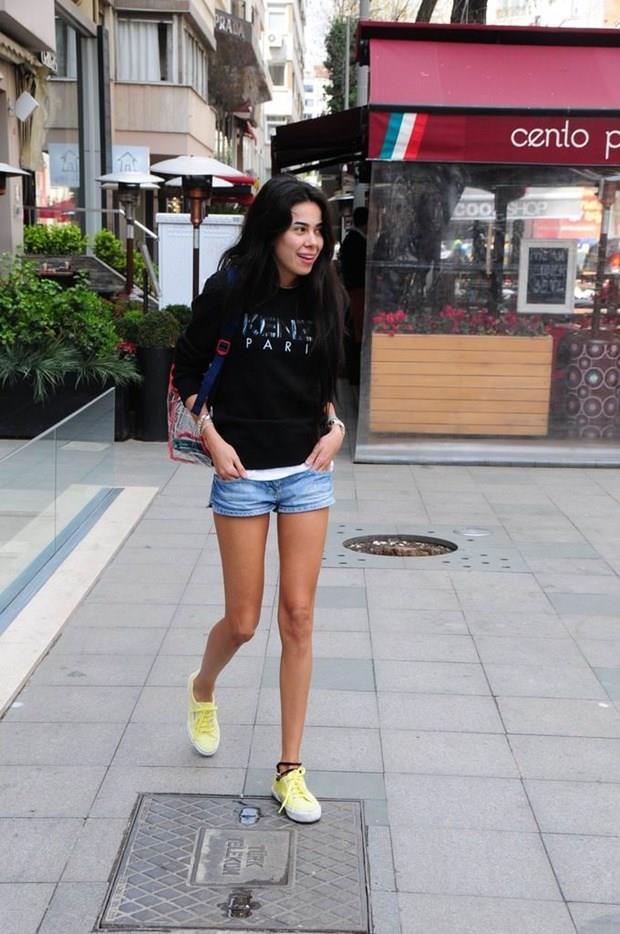 - Aldatlsan ne yaparsn?<br>    - Aka saygm sonsuz. Aldatlsam, &#8220;Mutluluklar&#8221; der giderim. irkinleebilen bir tip deilim. Kavga edemiyorum ki. Zaten kavga ediyorsan ayn kulvarda deilsindir. Karndaki zaten bir ey anlamaz. O zaman da yorulursun yani. Bu yzden sevmediimi dnrler. Ama ok gzel severim.