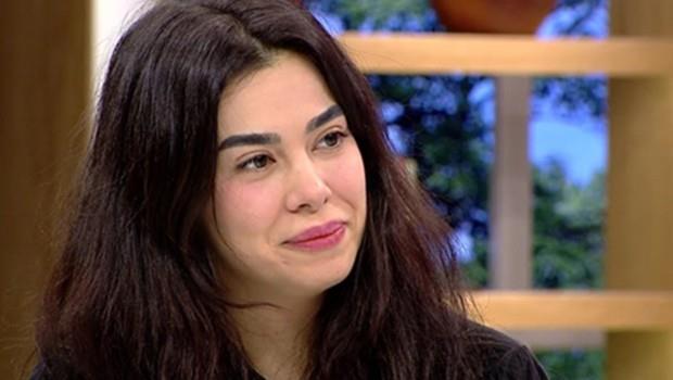 - Nasl yani?  - Asla vazgemeyen bir ak olurdum. apkn biri olmaktansa, bir kadna ak olup ondan vazgememek daha erkeksi. Haysiyetli, erefli bir adam olurdum.