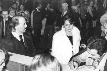 TRKAN ORAY- RHAN ADLI  Onlarn ak da bir dneme damga vurdu.