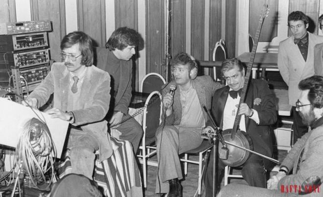 Bir gazino programna hazrlanan Adnan enses, Zeki etin&#8217;le birlikte syleyecei arklarn provasn, nl tamburi-bestekar Ercment Batanay'la birlikte yapyor (1976).