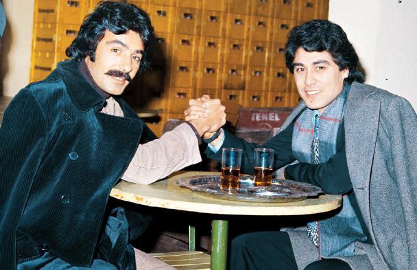 Arabesk mziinin iki nl ismi Ferdi Tayfur ve Vahdet Vural, gazino kulisinde bilek grei yapyorlar (1978).