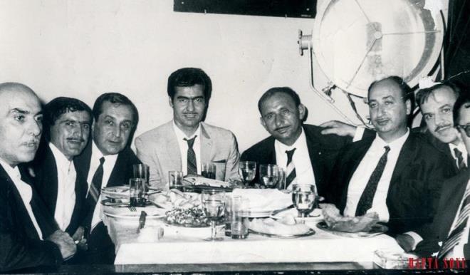 Babalarn babas Hseyin Heybetli, Gazinocular kral Fahrettin Aslan&#8217;n aabeyi Mustafa Aslan, Nuri Sesigzel dnemin ilk nl kabadaysndan Bahriyeli smail ve Arap Nasri bir arada. 60&#8217;l yllarn henz ba ve dnemin brahim Tatlses&#8217;i &#8216;ilk Urfal&#8217; Nuri Sesigzel kendini gvende hissediyor olmal!