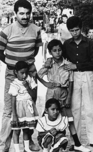 BRAHM TATLISES- GLEN TATLI- anlurfal arkc brahim Tatlses, ocuklar Ahmet, Glen, Glden ve kardei Hseyin&#8217;le memleketindeki dnyaca nl Balkl Gl&#8217;de hatra fotoraf ektirirken (1980).