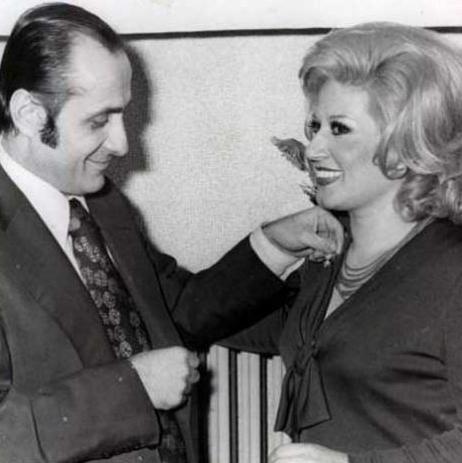 Bir dnemin gazinocular kral Aslan, o dnemin en gzde assolistlerinden Emel Sayn ile.