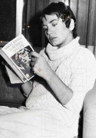 Minik Sere, Edith Piaf'n hayatn konu alan Kaldrm Seresi adl kitab okuyor.