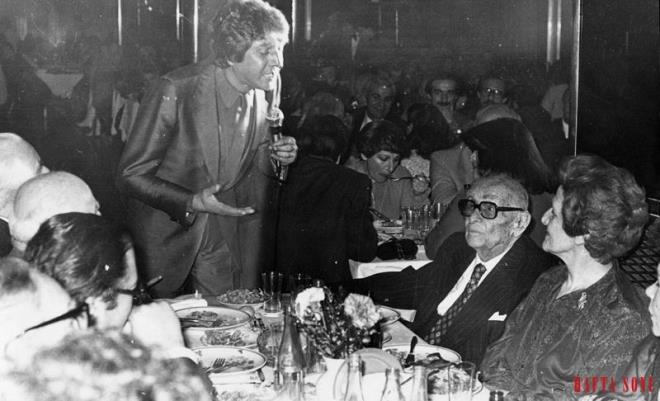 &#8216;Hekimolu&#8217; trks ile tannan mit Tokcan, gazino programlarnda birok nl isme sevilen trklerini sylemitir. Tokcan, 3. Cumhurbakanmz Celal Bayar&#8217;n masasnda yine o mehur trksn sylyor (1975).