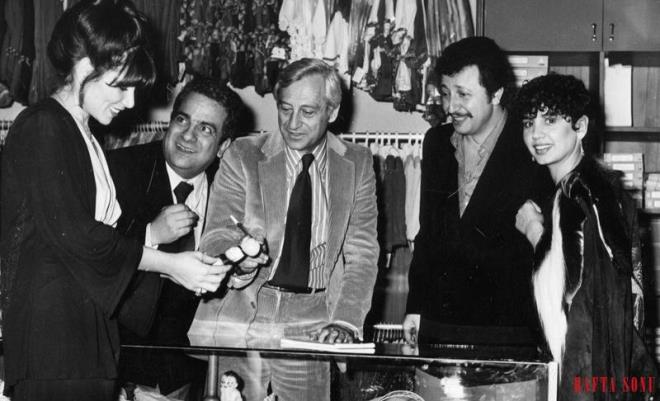 Bir ara ticarete atlp marangoz atlyesi aan Zeki Alasya ile Metin Akpnar, Nianta&#8217;nda bir maaza atlar. Ala katlan nllerden Nil Burak, Halit Kvan ve Sezen Aksu ile tezgah bandalar (1978)...