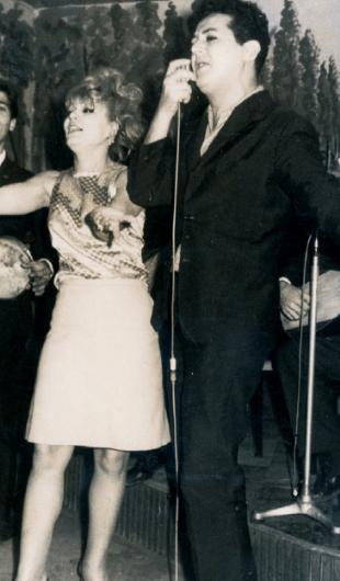 1960&#8217;larn ilk yarsnda Zeki Mren&#8217;in stanbul sahnelerindeki en byk rakibiydi Adnan Pekak. Bugn ya 40&#8217;n zerinde olanlar onu ve arklarn hatrlayacaklardr. Pekak&#8217;n yanndaki ise o dnemin nl oryantali Aysel Tanju.