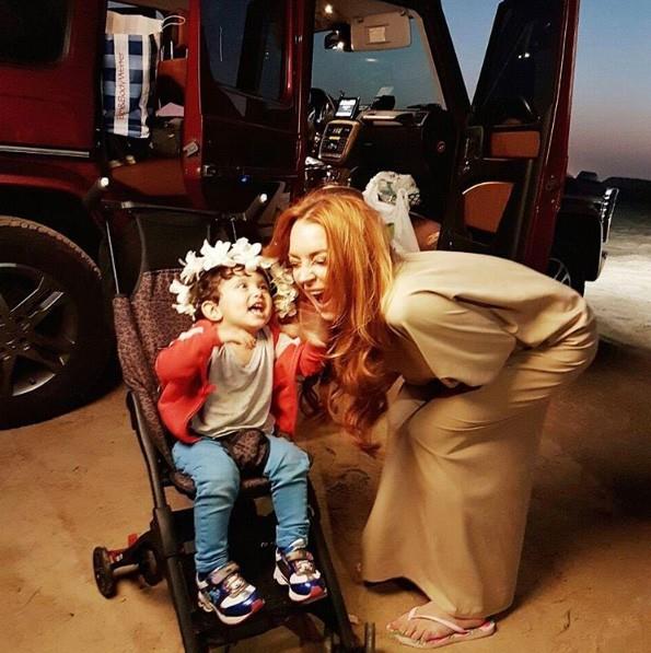 ABD'li dnyaca nl oyuncu Lindsay Lohan, mslmanlkla olan balaryla gndemde. Daha nce elinde Kur'an- Kerim ile grntlenen Lohan, Kuveyt'te bir televizyon programna konuk oldu ve arpc aklamalarda bulundu. Lindsay Lohan mslmanlk, Kur'an- Kerim ve ahiret ile ilgili sorulara itenlikle cevap verdi. Lohan ald eletirilere de yant verdi.