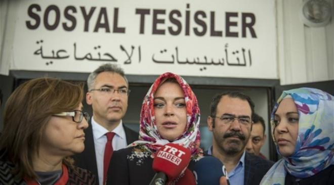 Lindsay Lohan daha nce Trkiye'yi ziyaret etmiti. Suriyeli mltecilere yardm kampanyas kapsamnda Trkiye'ye geldi. nce Sultanbeyli'ye gitti; Suriyeli bir ailenin evini ziyaret etti. Hikayelerini dinledi, hediyeler verdi.