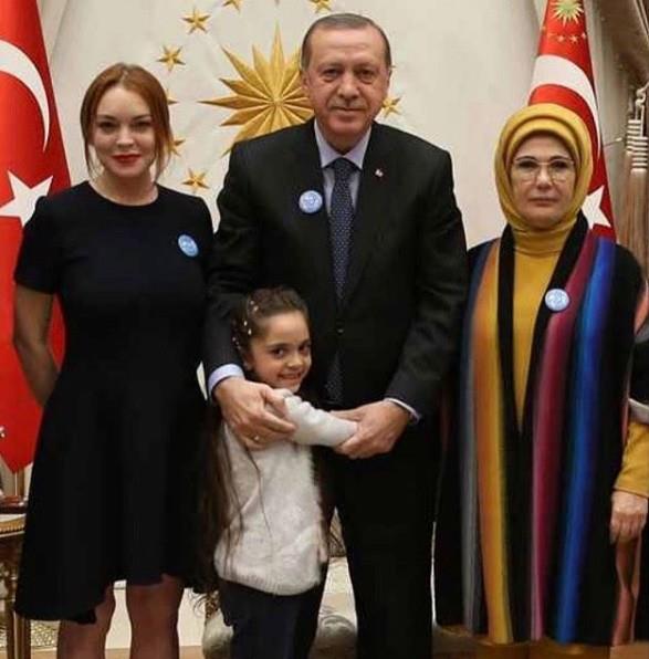Cumhurbakan Recep Tayyip Erdoan ve ei Emine Erdoan, Ak Saray&#8217;da ABD&#8217;li nl oyuncu Lindsay Lohan ve Suriye&#8217;nin dou Halep blgesindeki katliam, annesiyle beraber dnyaya sosyal medya zerinden duyuran 7 yandaki Bana el-Abed&#8217;i kabul etmiti.