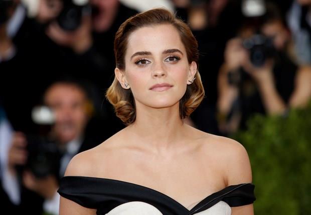 Emma Watson, erkeklerle konuurken ok utanyor.