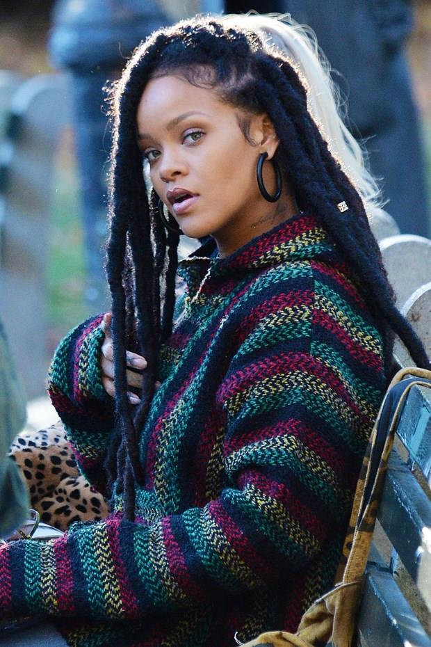 Rihanna, ok yakn arkadalaryla gnde en az drt kere konuuyor ve ananasa bayld iin her sabah kahvatda ananas yiyor.