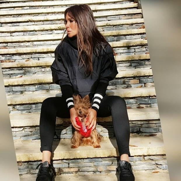 Seren Serengil'in kpeklerine olan dknl artk herkese biliniyor. Ama gittii her yere kpeklerini de gtren Serengil'in, onlara sadece porselen tabakta servis yaptrdn da bliyor muydunuz?