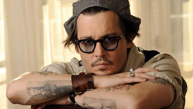 Getiimiz haziran aynda 53 yana giren Johnny Depp, Barbie ve sevgilisi Ken ile oynamaya baylyor.