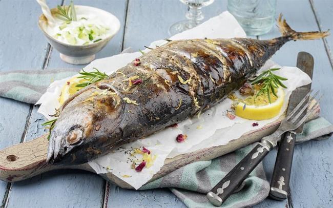 Omega 3 ve omega 6&#8217;dan zengin olan balk, semizotu, srgan, keten tohumu gibi besinleri tketin. Kzarm, yal, ar soslu besinlerden uzak durun.