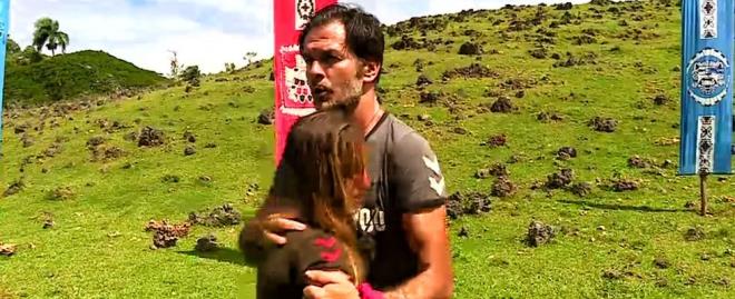 Fatih ahika'ya ne yapt? Survivor adasnda 'ahhh' sesi ile bir anda baklar onlara dnd. Oyunu kaybeden Fatih Hrkan, elini su iesine hzlca arparken ahika Ercmen'in vcuduna isabet eden ie gen yarmacnn cann yakt. Hatasn anlayan Fatih, hemen ahika'dan defalarca zr diledi.