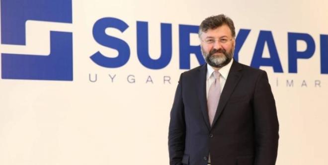 SUR YAPI YNETM KURUMU BAKANI ALTAN ELMAS: <p>Bu paket sadece bakanlk paketi deil. Bu, bir anayasa deiim paketi. Ama iindeki en byk unsur cumhurbakanl sistemi. Bu sistemle lkenin hkmet etme sistemini deitiriyoruz. Dolayl seilen hkmet etme sistemini, dorudan halkn setii bir bakan ve onun atad hkmet ile ynetilmi olacaz. Bu bizim iin ne anlama geliyor? 1960 darbesinden sonra ina edilen brokratik oligarik bir vesayet rejiminin arkasnda askeri vesayet sisteminin olduu kurgulanm bir yapnn 80 ihtilaliyle daha da muhkem hale getirilmi halinin son rpnlar demek. 15 Temmuz'la birlikte bu vesayet sistemi aslnda yerle bir oldu. Biz bunu u anda resmiletiriyoruz. Vesayeti kaldryoruz. Bu yzden, 'Gl Trkiye iin ben de varm' diyorum.