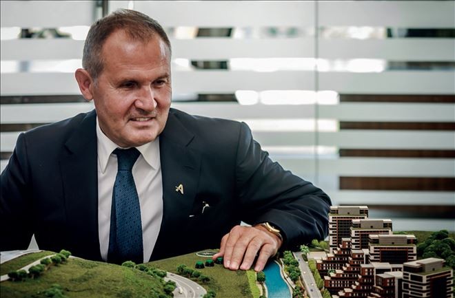 ARTA NAAT YNETM KURULU BAKANI SLEYMAN ETNSAYA: nemli olan Trkiye'nin ekonomisi ve istikrardr. Hep birlikte referandumda 'evet' diyeceiz. Bu referandum bizim iin bir frsat. ki ballk hibir yerde iyi bir ey deildir. irketlerde bile sknt yaratr. Komutan tek olmaldr ve bu komutann sreklilii nemli. Bu bakmdan Trkiye'nin bundan sonra ekonomisinin de siyasetinin de iyi olmas iin 'evet' diyoruz..