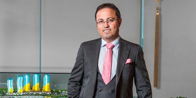 DAP HOLDNG YNETM KURULU BAKANI ZYA YILMAZ: Trkiye ne zaman tek bana iktidar dnemini yakaladysa o dnemlerde ykselmi. Adnan Menderes, Turgut zal ve Recep Tayyip Erdoan dnemi Trkiye'nin zirve yapt dnemler oldu. Biz reticiler olarak konut sektrnn istikrarl dnemlerde bydn grdk. lkenin bymesinin, milli gelirinin ve refah seviyesinin ykselmesi iin tek bana iktidarlarn olmas, koalisyon ortamlarnn yaanmamas gerekir. Bir de Trkiye'de eskiyen bir ynetmelik, kanun veya sistem var. Bu da i dnyasnn da vatandan da nn tkyor. Bunlarn bir an nce dntrlmesini istiyoruz. Ortadou'ya baktmzda etrafmz yangn yeri. Bunun iinde en huzurlu blge bizim lkemiz. Kendi adma referandumda tartmasz 'evet' diyorum. 'Evet'te bereket olduunu dnyorum.