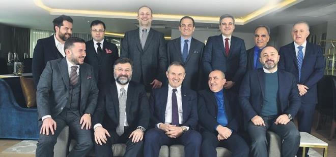 Trkiye, nisan aynda yaplmas beklenen anayasa referandumunu beklerken 'Gl Trkiye iin evet' kampanyasna gayrimenkul sektrnn aktrleri de katld. lke ekonomisinde dinamo etkisi yaratan, istihdam an kapatmada nemli rol stlenen, milyarlk yatrmlara imza atan, bymeye ve milli gelire yadsnamayacak oranda katk salayan inaat sektrnn oyuncular referandumla ilgili grlerini aklad. Patronlar, &#8220;Trkiye&#8217;nin yeni bir hikyesi olacak. Cumhurbakanl sistemi lkenin kalknmasnn nn aacak. Brokratik oligari kalkacak, i dnyas da rahatlayacak&#8221; diyor.