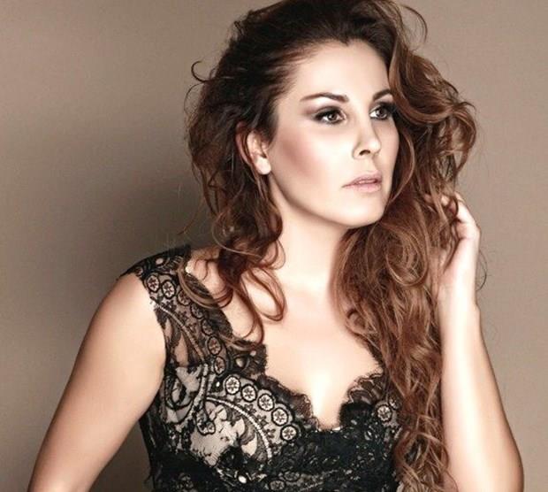 FUNDA ARAR-    nl arkc, baz eylerin yerini uursuzluk getirir diye deitiremiyor. 41 yandaki arkc kt bir ey yaadnda tarihini dile getirirse ayn eyin tekrar yaanmasndan korkuyor.