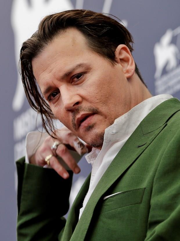 JOHNNY DEPP- 53 yandaki ABD'li yldz ocuklarn ok sevdii palyaolardan holanmyor. Palyaolar gibi yapay ve ani hareketlerde bulunan her eyden korktuunu ifade ediyor.