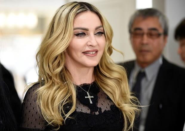 MADONNA- ABD'li arkc gk grlts ve yldrmdan korkuyor. 57 yandaki yldzn en ilgin korkusu ise DNA's. DNA'snn alnmasndan korkan Madonna, yannda bir sterilizasyon ekibiyle dolayor.
