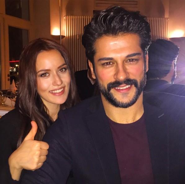 Burak zivit ve Fahriye Evcen ifti, nceki gece Arnavutky'de bir mekan k gazetecilere yakalandlar, ardndan sorular yantladlar. Son zamanlarda Burak zivit, ranl model Mahlagha Jaberi haberleriyle gndemdeydi. Mahlagha Jaberi'yi engelleyen zivit, Jaberi hakkndaki sorular geitirirken, te yandan zamanszlktan dert yaknd. ift zel hayatyla ilgili merak edilenleri anlatt.