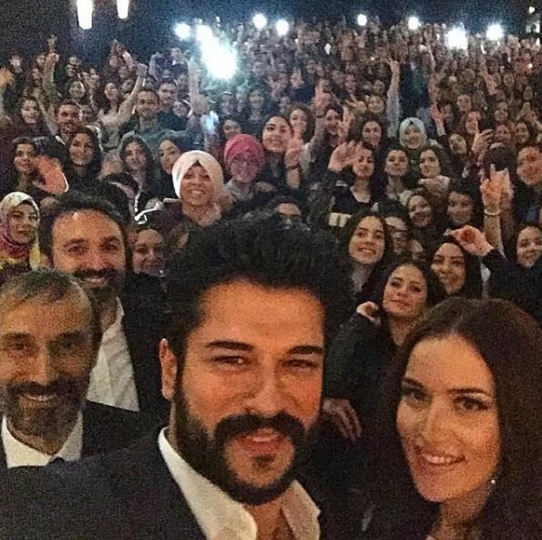 Yaananlardan sonra ise ranl model sessizliini bozmutu. ranl model zivit'in oyunculuunu ok beendiini syleyerek 'profesyonel bir nl deil' ifadelerini kulland. Mahlagha Jaberi konumasn yle srdrd: "ok yetenekli bir aktr. Rol ald dizideki performans dikkatimi ekmiti. Hayran olmutum. Bir hafta nce kendisine Instagram'da 'sizi seviyoruz', 'yakkl' gibi yorumlarda bulundum."