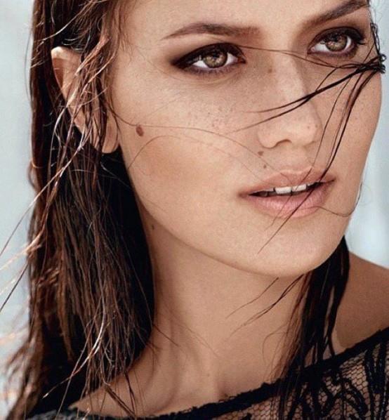 Fahriye Evcen ve Burak zivit ifti uzun sredir birlikte. iftin bu yaz evlenmesi bekleniyor. Fakat son zamanlarda ift, ranl model Mahlagha Jaberi haberleriyle gndemdeydi. ranl model Burak zivit'e hayran olduunu sylemi, ardndan instagramda Burak zivit'in fotorafnn altna 'yakkl' yorumunda bulunmutu.